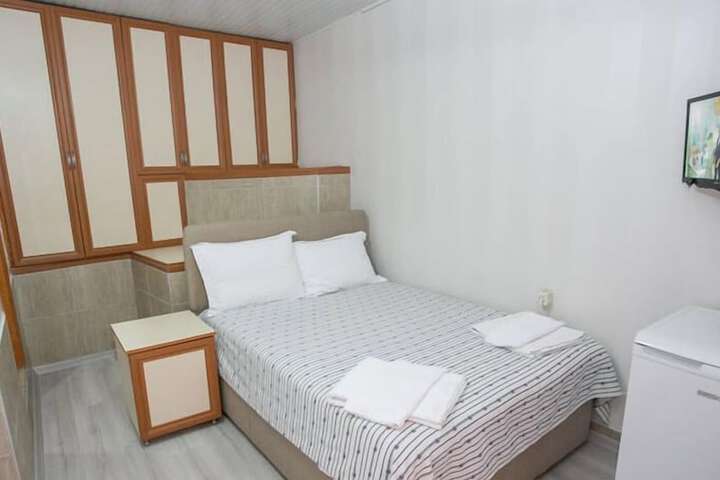 Room 7 of 27