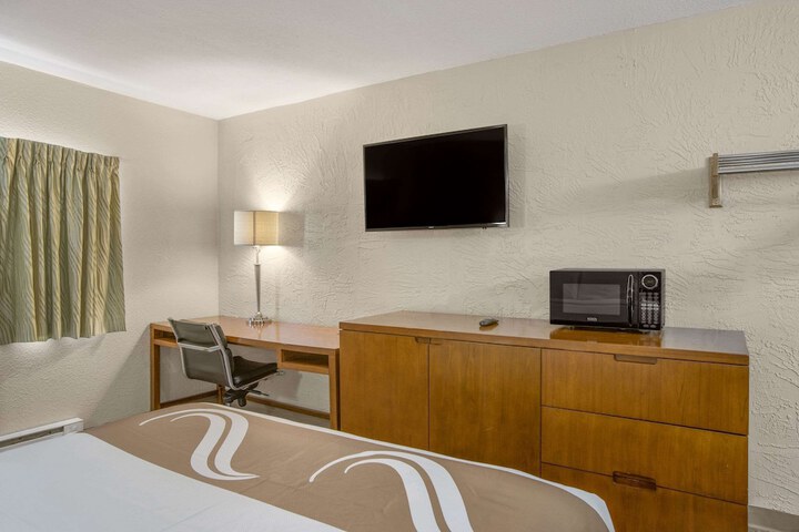 1 Queen Bed (7 of 10)