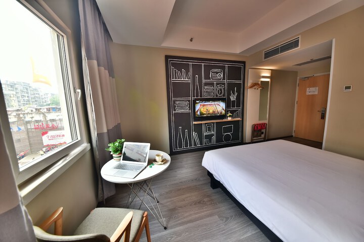 Room 9 of 54