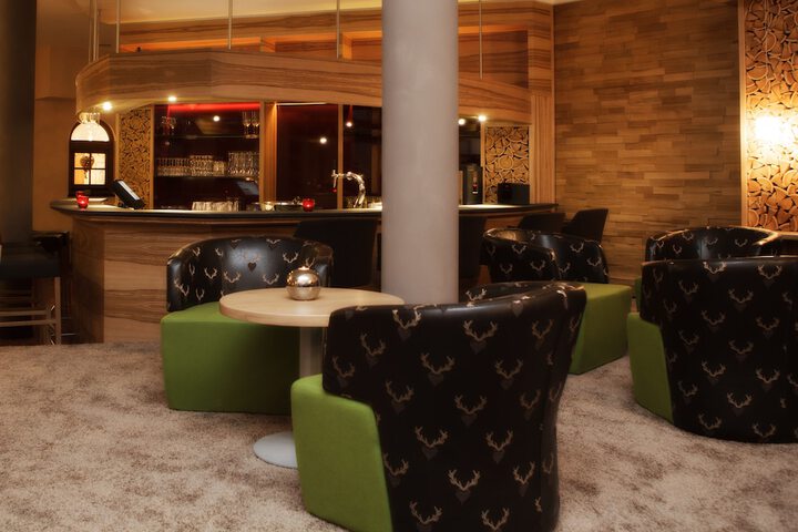 Lounge 28 of 36