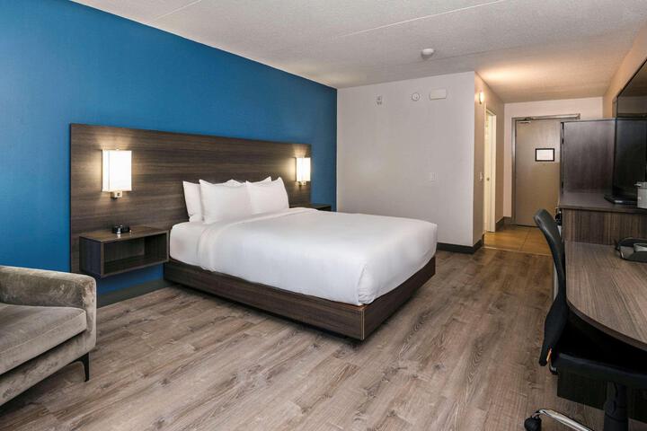 1 Queen Bed (1 of 8)