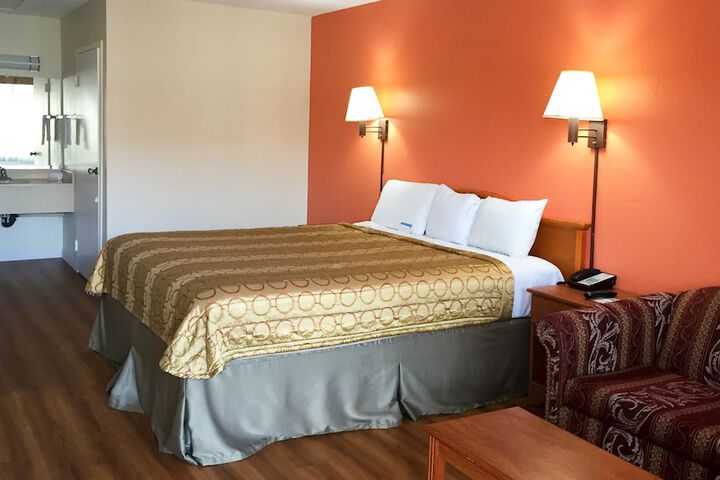 Deluxe Room 1 King Bed Refrigerator, Microwave (15 of 18)
