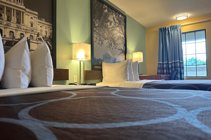 1 King Bed (4 of 6)