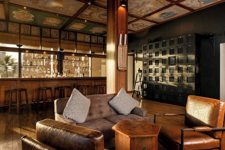 Lounge 82 of 106