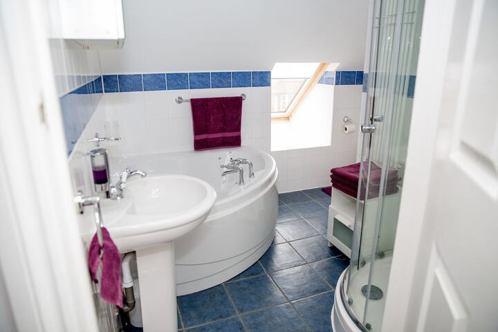 Deep soaking bathtub