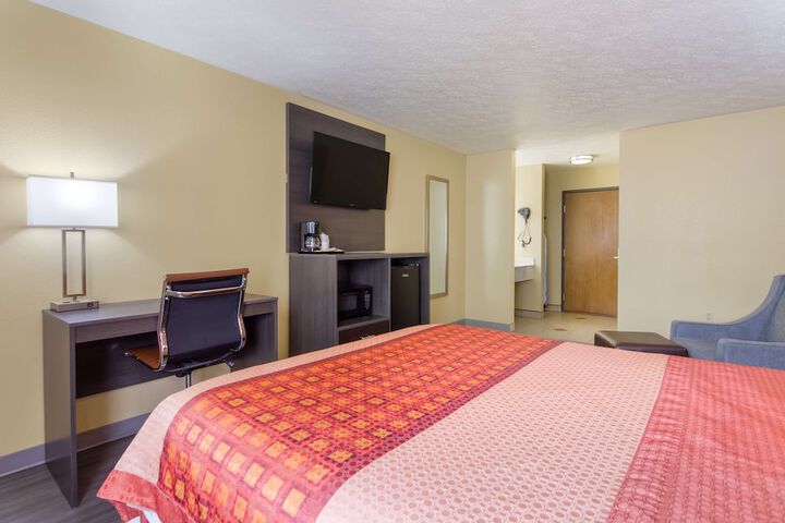 1 Queen Bed (7 of 12)