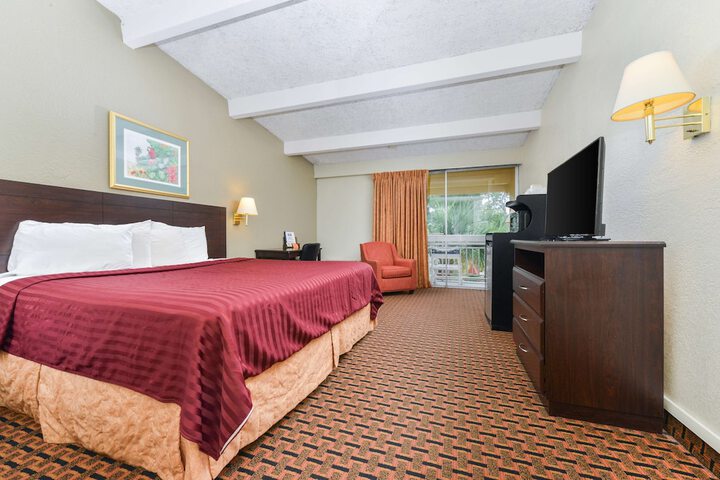 1 King Bed (12 of 14)