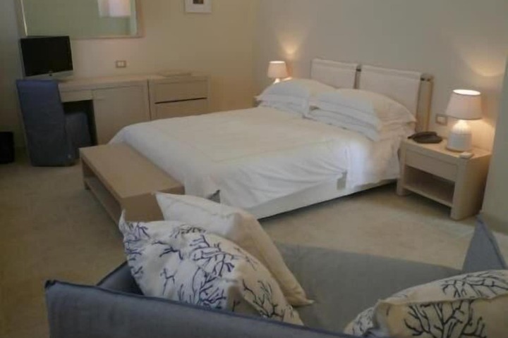 Room 8 of 25