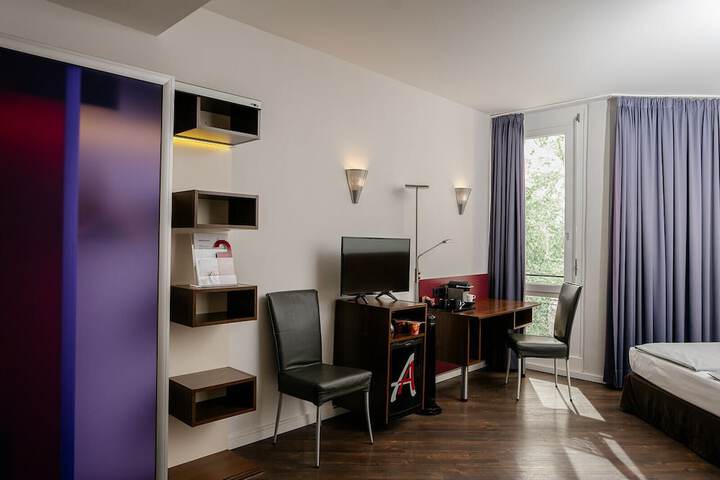 Room 8 of 77