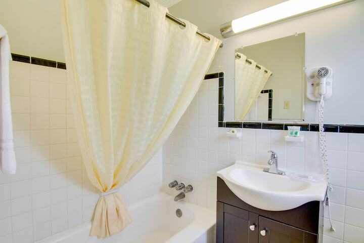 1 Queen Bed (7 of 10)