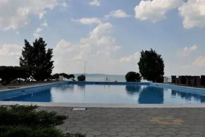 Pool 10 of 15