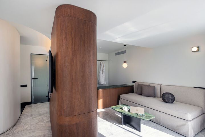 Room 28 of 47