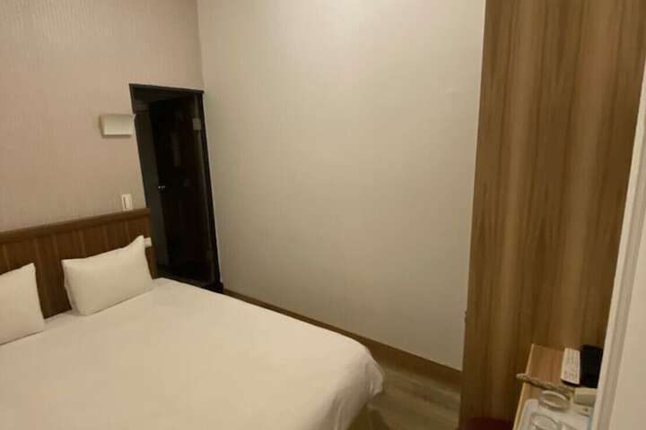Room 8 of 17