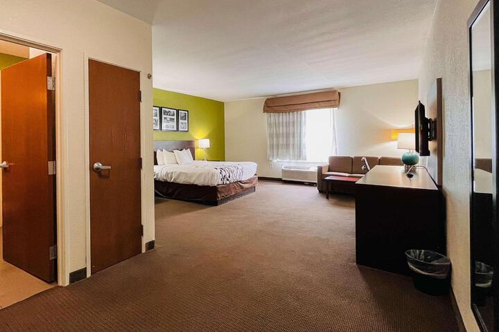 1 King Bed Accessible (16 of 22)