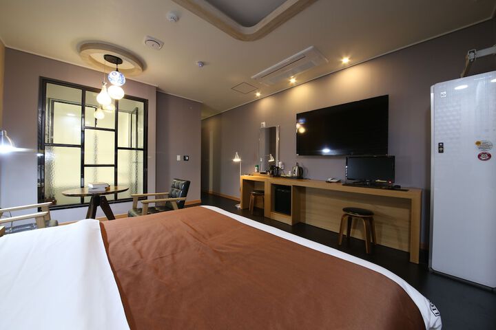 Room 8 of 33