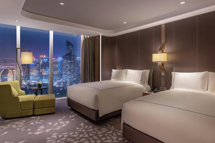 Room 32 of 84
