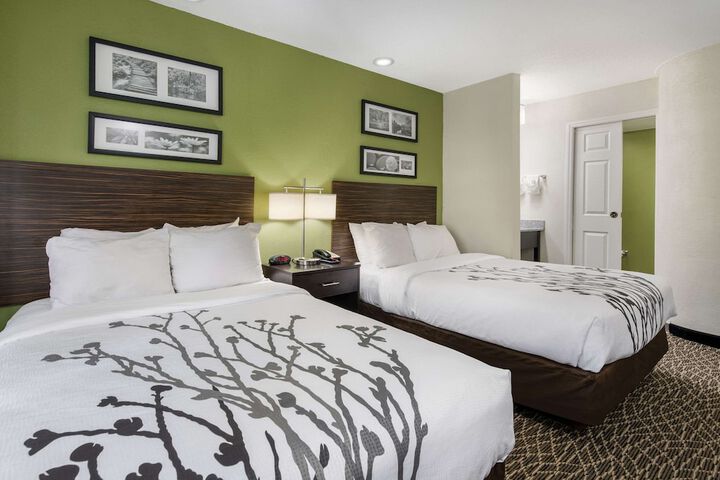 Double Accessible Queen Size Bed (2 of 6)