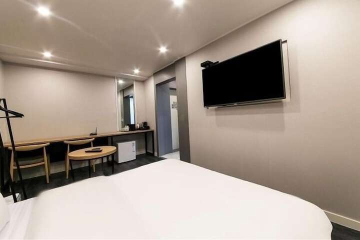 Room 11 of 27