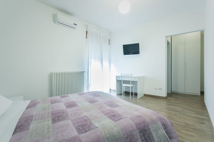Room 10 of 24
