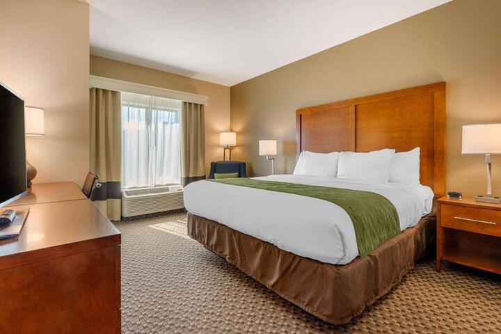 1 King Bed (8 of 17)
