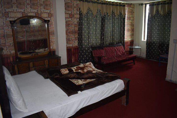 Room 6 of 9