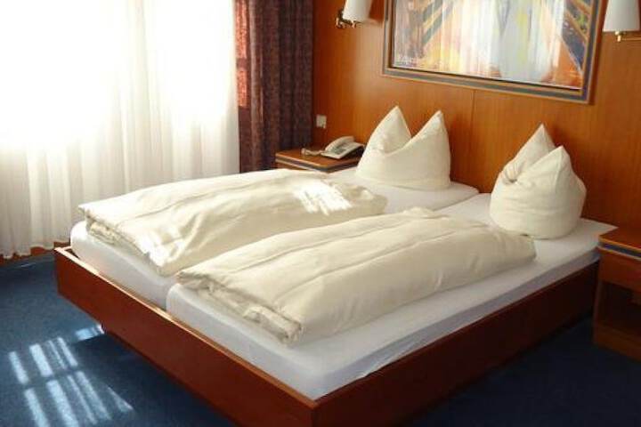 Room 4 of 103