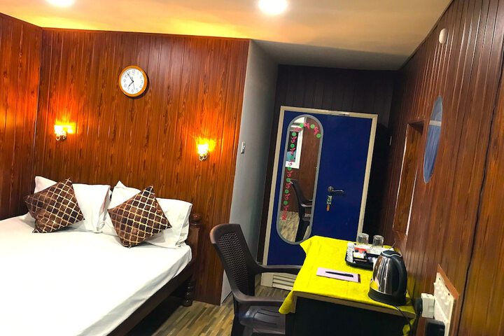 Room 33 of 195