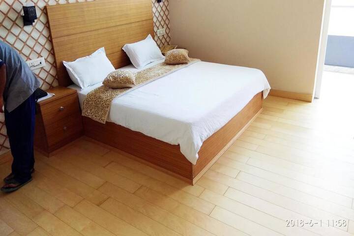 Room 8 of 42