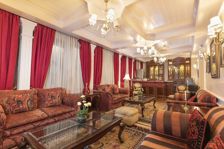 Lounge 30 of 45