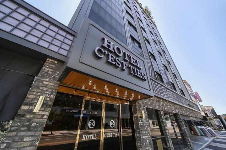 Hotel 7 of 28