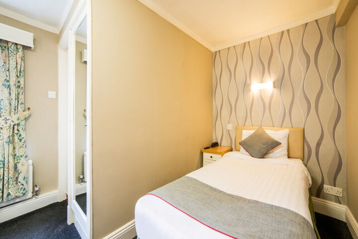Room 18 of 118