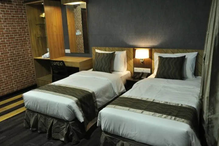 Room 4 of 28