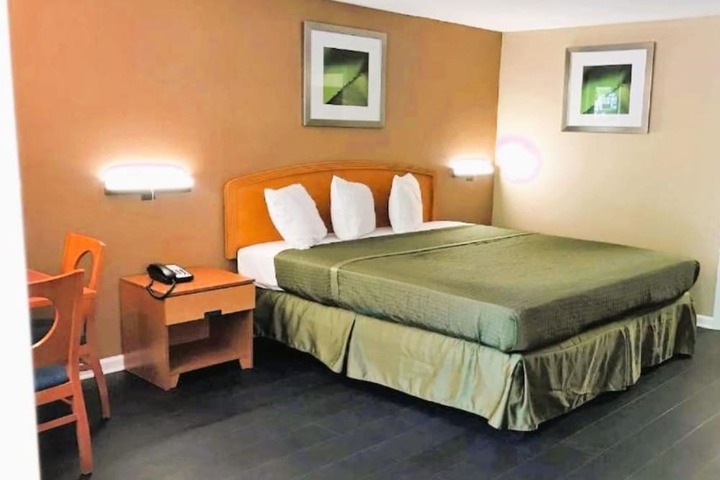 Deluxe King Bed (3 of 12)
