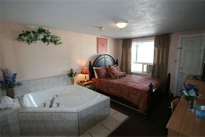 1 Queen Bed Hot Tub (6 of 7)