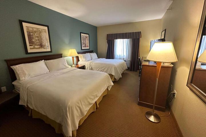 1 Queen Bed (4 of 9)