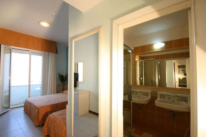 Room 12 of 33
