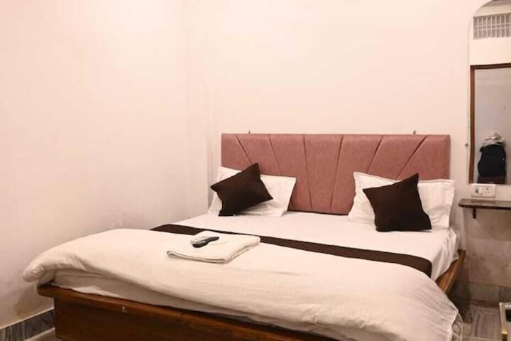 Room 6 of 13