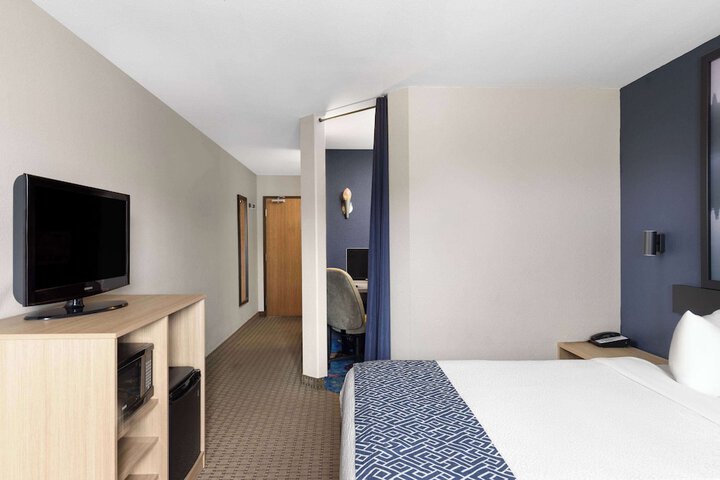 1 Queen Bed Accessible Room (18 of 32)
