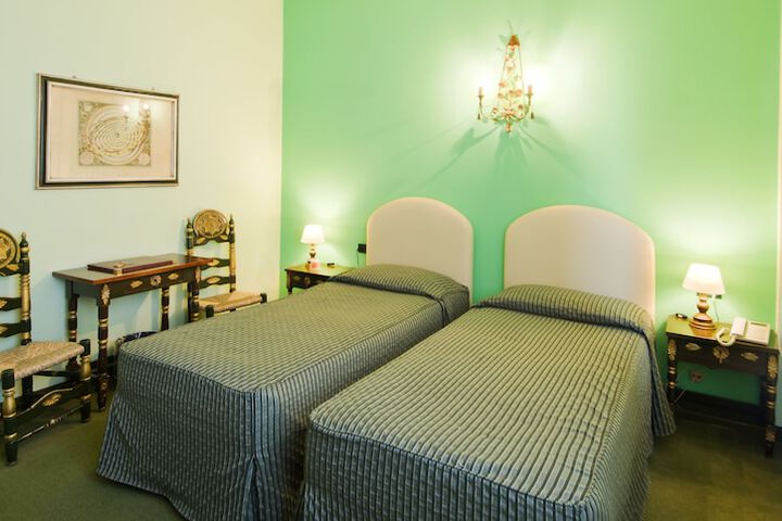Room 6 of 42