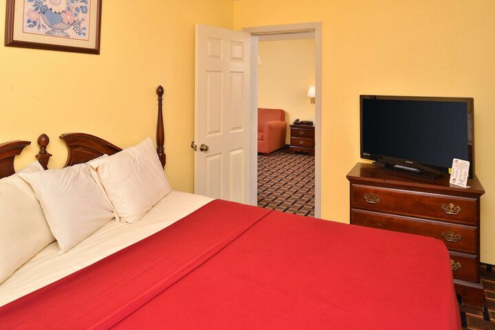 1 King Bed (5 of 13)