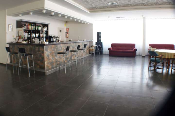 Lounge 23 of 33