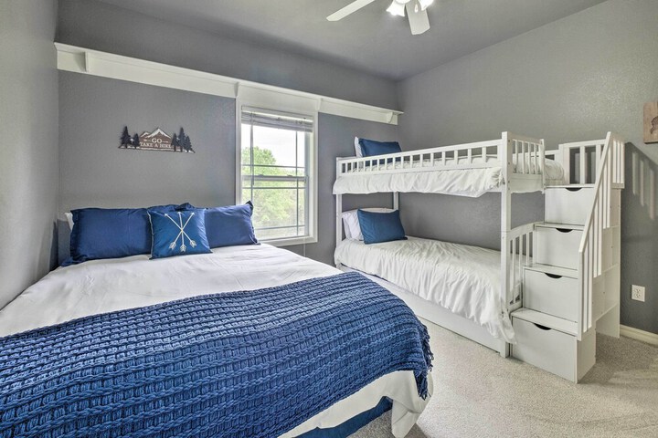 Bella Vista Home w / Yard: Half Mile to Trails!