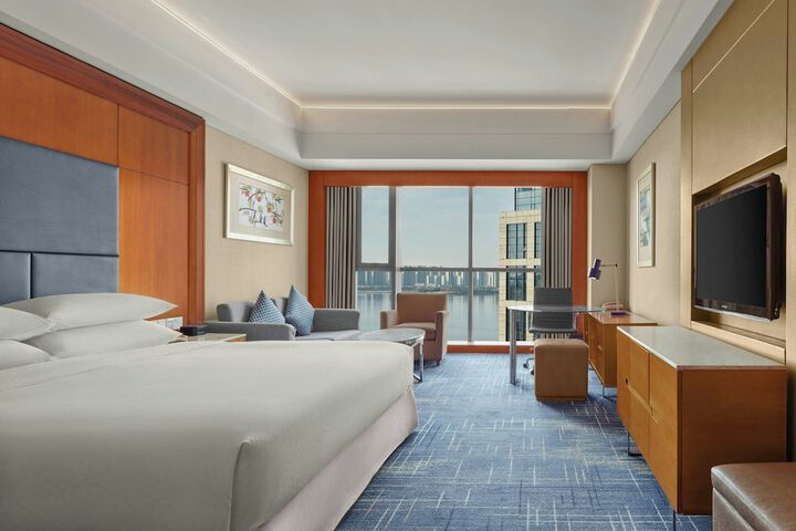 Room 28 of 104