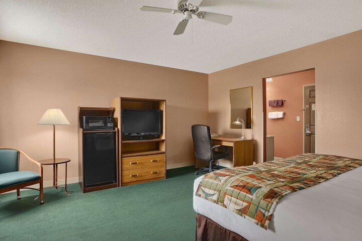 2 Queen Beds (6 of 8)