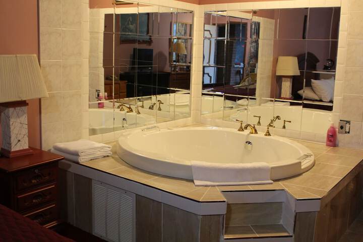 Deep soaking bathtub