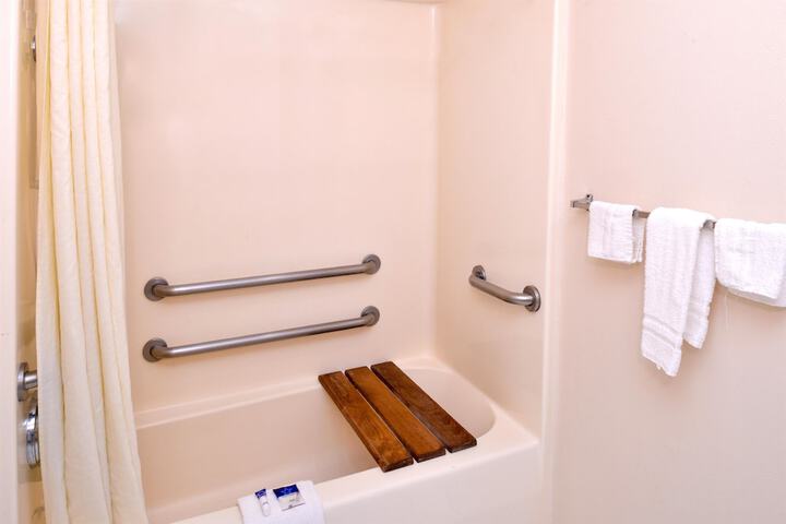 1 King Bed (4 of 9)