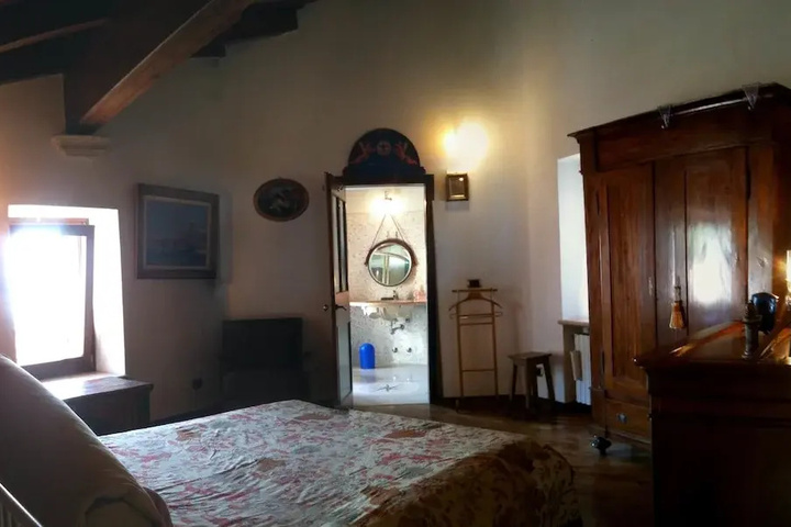 Room 2 of 8