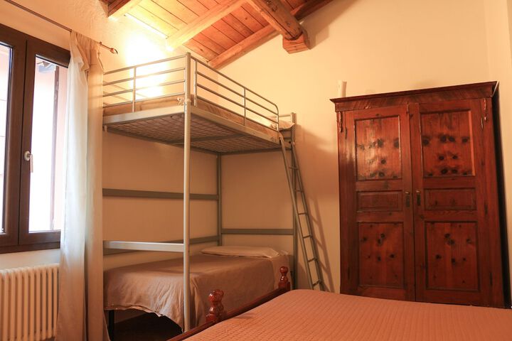 Room 10 of 12