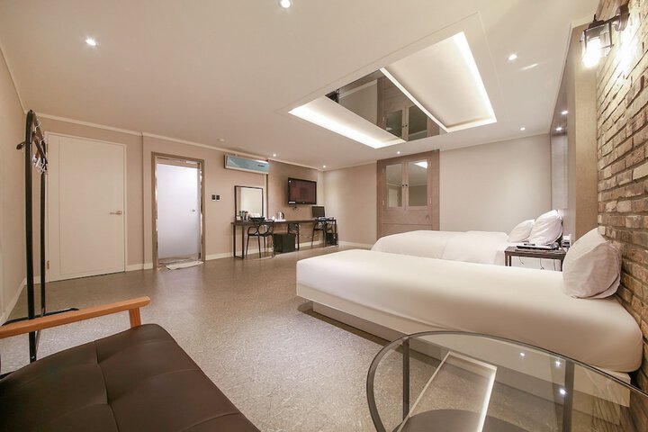 Room 6 of 44