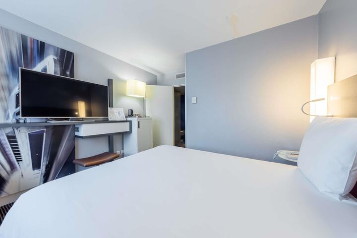 Room 6 of 75